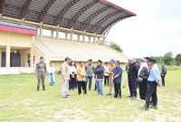 MENINJAU : Gubernur Provinsi Kalteng H. Agustiar Sabran saat meninjau Stadion Olahraga atau sport center di Kecamatan Hanau Kabupaten Seruyan, Minggu (6/4).(IST)