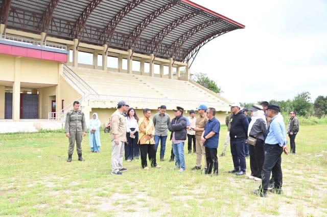 MENINJAU : Gubernur Provinsi Kalteng H. Agustiar Sabran saat meninjau Stadion Olahraga atau sport center di Kecamatan Hanau Kabupaten Seruyan, Minggu (6/4).(IST)