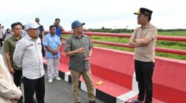 MENINJAU : Gubernur Provinsi Kalteng H. Agustiar Sabran saat meninjau infrastruktur Jembatan Jelai di Kabupaten Sukamara, Jumat (4/4).(IST)