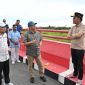 MENINJAU : Gubernur Provinsi Kalteng H. Agustiar Sabran saat meninjau infrastruktur Jembatan Jelai di Kabupaten Sukamara, Jumat (4/4).(IST)
