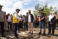MENINJAU : Gubernur Provinsi Kalteng, H. Agustiar Sabran saat turun langsung ke Desa Pararapak untuk melihat jalan rusak akibat banjir, Minggu (27/4).(IST)