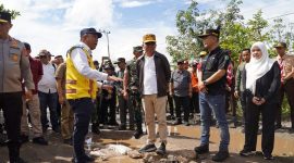 MENINJAU : Gubernur Provinsi Kalteng, H. Agustiar Sabran saat turun langsung ke Desa Pararapak untuk melihat jalan rusak akibat banjir, Minggu (27/4).(IST)