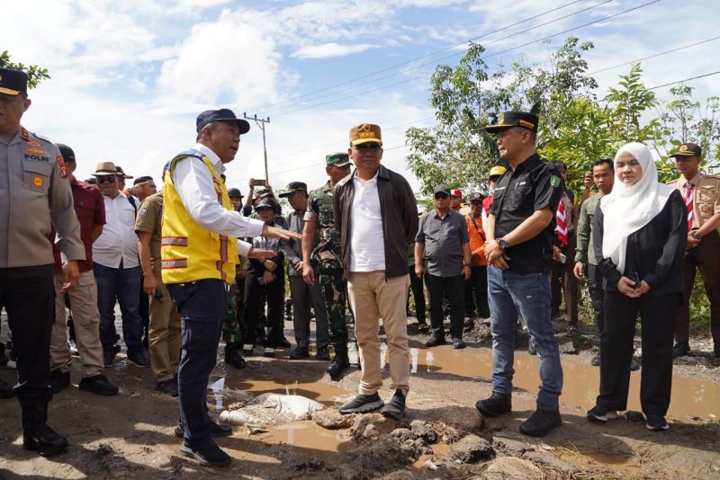 MENINJAU : Gubernur Provinsi Kalteng, H. Agustiar Sabran saat turun langsung ke Desa Pararapak untuk melihat jalan rusak akibat banjir, Minggu (27/4).(IST)