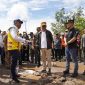 MENINJAU : Gubernur Provinsi Kalteng, H. Agustiar Sabran saat turun langsung ke Desa Pararapak untuk melihat jalan rusak akibat banjir, Minggu (27/4).(IST)