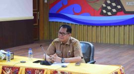 RAPAT : Kepala Dislutkan Provinsi Kalteng H. Darliansjah saat mengikuti Rapat Bisnis Matching dengan Eksportir Udang Nasional yang dilaksanakan di Aula Dislutkan Kalteng secara hybrid pada Selasa (29/4).(IST)