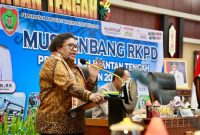 RIBKA HALUK - Saat memberikan arahan kepada pemerintah provinsi Kalimantan Tengah mengenai APBD.(IST)
