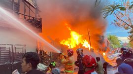MEMADAMKAN : Para petugas pemadam kebakaran sedang berjibaku memadamkan api yang melalap gudang rongsokan, pada Sabtu (5/4).(IST)