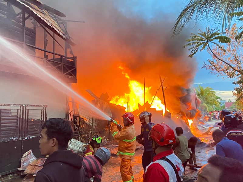 MEMADAMKAN : Para petugas pemadam kebakaran sedang berjibaku memadamkan api yang melalap gudang rongsokan, pada Sabtu (5/4).(IST)