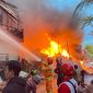 MEMADAMKAN : Para petugas pemadam kebakaran sedang berjibaku memadamkan api yang melalap gudang rongsokan, pada Sabtu (5/4).(IST)