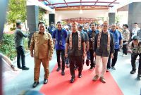 SAMBUT : Wagub Provinsi Kalteng, H.Edy Pratowo saat menyambut kedatangan Komisi V DPR RI di Bandara Tjilik Riwut Palangka Raya, Senin (14/4).(IST)