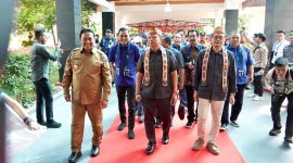 SAMBUT : Wagub Provinsi Kalteng, H.Edy Pratowo saat menyambut kedatangan Komisi V DPR RI di Bandara Tjilik Riwut Palangka Raya, Senin (14/4).(IST)