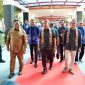 SAMBUT : Wagub Provinsi Kalteng, H.Edy Pratowo saat menyambut kedatangan Komisi V DPR RI di Bandara Tjilik Riwut Palangka Raya, Senin (14/4).(IST)