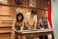 PENANDATANGANAN : Menteri PKP Maruarar Sirait bersama Menteri Komunikasi dan Digital Meutya Hafid serta Kepala Badan Pusat Statistik (BPS) Amalia Adininggar Widyasanti menandatangani Nota Kesepahaman mengenai Dukungan Perumahan Subsidi untuk Wartawan, Selasa (9/4).(IST)