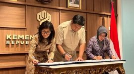 PENANDATANGANAN : Menteri PKP Maruarar Sirait bersama Menteri Komunikasi dan Digital Meutya Hafid serta Kepala Badan Pusat Statistik (BPS) Amalia Adininggar Widyasanti menandatangani Nota Kesepahaman mengenai Dukungan Perumahan Subsidi untuk Wartawan, Selasa (9/4).(IST)