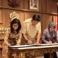 PENANDATANGANAN : Menteri PKP Maruarar Sirait bersama Menteri Komunikasi dan Digital Meutya Hafid serta Kepala Badan Pusat Statistik (BPS) Amalia Adininggar Widyasanti menandatangani Nota Kesepahaman mengenai Dukungan Perumahan Subsidi untuk Wartawan, Selasa (9/4).(IST)