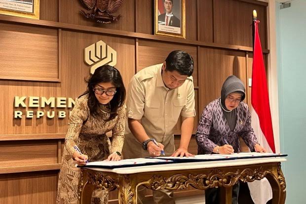 PENANDATANGANAN : Menteri PKP Maruarar Sirait bersama Menteri Komunikasi dan Digital Meutya Hafid serta Kepala Badan Pusat Statistik (BPS) Amalia Adininggar Widyasanti menandatangani Nota Kesepahaman mengenai Dukungan Perumahan Subsidi untuk Wartawan, Selasa (9/4).(IST)
