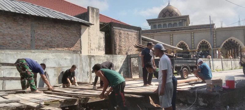 KOLABORASI: UPT PP Kumai berkolaborasi dengan Pos TNI AL dan Masyarakat memperbaiki jembatan penyeberangan yang berada di kawasan Pelabuhan Perikanan Kumai, Selasa (29/4).(IST)