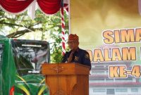 SAMBUTAN : Plt. Sekda Provinsi Kalteng H. M Katma F. Dirun saat menyampaikan sambutannya saat menghadiri acara peringatan 45 tahun integrasi antara kepercayaan Kaharingan dan Hindu, Sabtu (19/4).(IST)