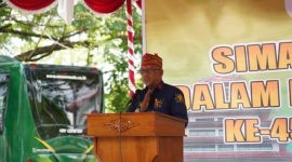 SAMBUTAN : Plt. Sekda Provinsi Kalteng H. M Katma F. Dirun saat menyampaikan sambutannya saat menghadiri acara peringatan 45 tahun integrasi antara kepercayaan Kaharingan dan Hindu, Sabtu (19/4).(IST)