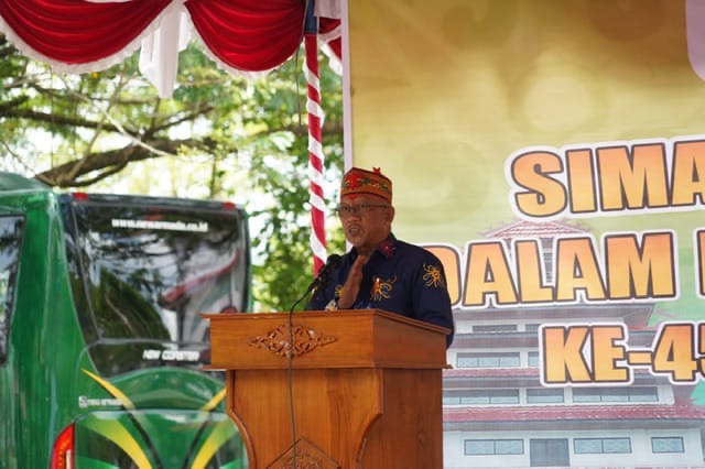 SAMBUTAN : Plt. Sekda Provinsi Kalteng H. M Katma F. Dirun saat menyampaikan sambutannya saat menghadiri acara peringatan 45 tahun integrasi antara kepercayaan Kaharingan dan Hindu, Sabtu (19/4).(IST)