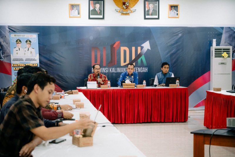 MENGUMUMKAN - Dinas Pendidikan Provinsi Kalimantan Tengah saat menggelar sosialisasi bersama stakeholder terkait.(IST)