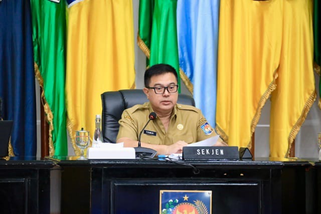 PIMPIN : Sekretaris Jenderal Kementerian Dalam Negeri Tomsi Tohir saat pimpin Rapat Koordinasi Pengendalian Inflasi Daerah, Senin (28/4).(IST)