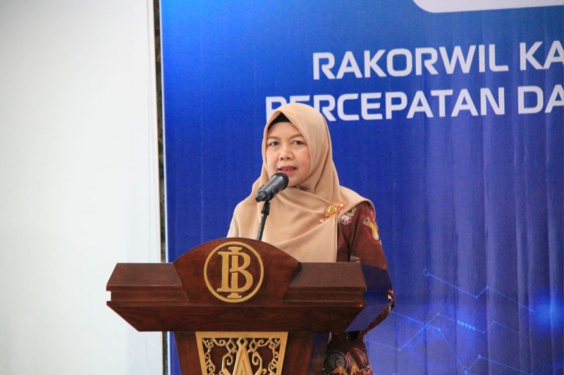 SAMBUTAN : Asisten Ekbang Setda Provinsi Kalteng Sri Widanarni saat menyampaikan sambutannya saat Rakorwil P2DD Tahun 2025, di Executive Lounge Kantor Perwakilan Bank Indonesia Kalteng, Selasa (29/4).(IST)