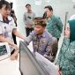 PERIKSA : Gubernur Kalteng H. Agustiar Sabran bersama Ketua TP-PKK Prov. Kalteng Aisyah Thisia Agustiar Sabran saat meninjau Pemeriksaan Kesehatan Gratis di RS Siloam Palangka Raya, Sabtu (19/4).(IST)