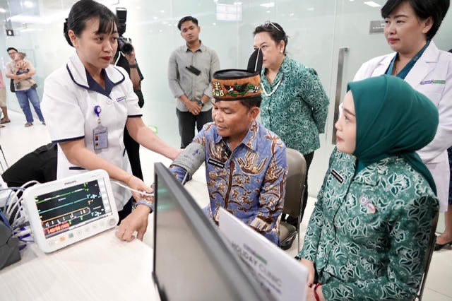 PERIKSA : Gubernur Kalteng H. Agustiar Sabran bersama Ketua TP-PKK Prov. Kalteng Aisyah Thisia Agustiar Sabran saat meninjau Pemeriksaan Kesehatan Gratis di RS Siloam Palangka Raya, Sabtu (19/4).(IST)