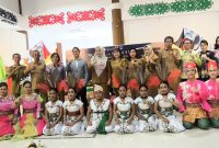 WORKSHOP - Kepala Dinas Kebudayaan dan Pariwisata Kalteng Adiah, bersama peserta Workshop Bidang Seni Tari di Gedung Galeri Seni Rupa.(IST)