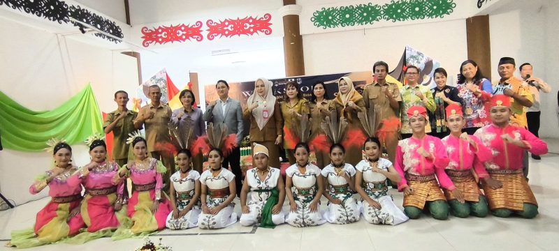 WORKSHOP - Kepala Dinas Kebudayaan dan Pariwisata Kalteng Adiah, bersama peserta Workshop Bidang Seni Tari di Gedung Galeri Seni Rupa.(IST)