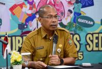 ARAHAN : Kepala Dinas Kesehatan Provinsi Kalteng Suyuti Syamsul saat memberikan arahan pada kegiatan Temu Kader TBC yang berlangsung di salah satu Hotel di Palangka Raya, Senin (14/4).(IST)