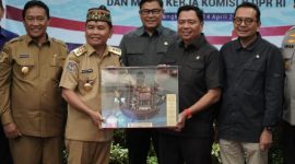 CENDRAMATA : Gubernur Provinsi Kalteng H. Agustiar Sabran saat memberikan cinderamata kepada Ketua Komisi V DPR RI, Lasarus, yang juga Ketua Tim Kunjungan Kerja Reses yang dilaksanakan di Aula Eka Hapakat, LT. III Kantor Gubernur Kalteng, Senin (14/4).(IST)