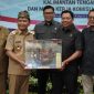 CENDRAMATA : Gubernur Provinsi Kalteng H. Agustiar Sabran saat memberikan cinderamata kepada Ketua Komisi V DPR RI, Lasarus, yang juga Ketua Tim Kunjungan Kerja Reses yang dilaksanakan di Aula Eka Hapakat, LT. III Kantor Gubernur Kalteng, Senin (14/4).(IST)