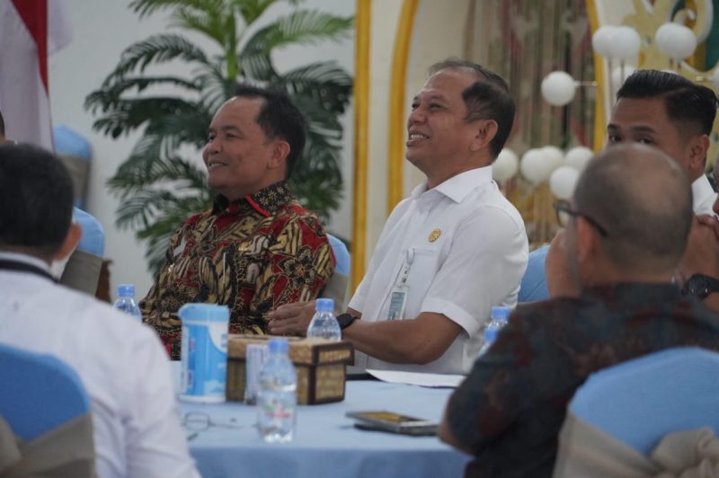 BERDIALOG : Gubernur Provinsi Kalteng H. Agustiar Sabran saat berdialog bersama Rektor dan Pimpinan Perguruan Tinggi Palangka Raya, Rabu (9/4).(IST)