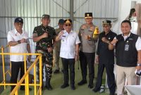 MENINJAU : Gubernur Provinsi Kalteng, H.Agustiar Sabran di dampingi Forkopimda meninjau Rice Milling Unit (RMU) dan Rice to Rice (RtR) di Desa Pantik, Kecamatan Pandih Batu, Kabupaten Pulang Pisau, Senin (7/4).(IST)