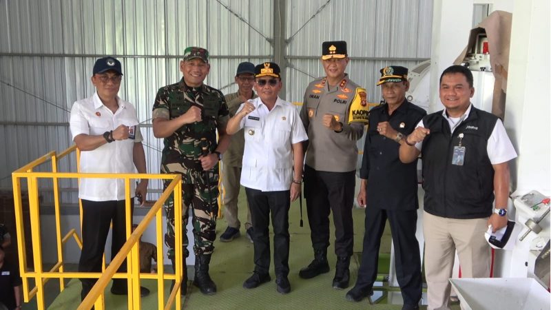 MENINJAU : Gubernur Provinsi Kalteng, H.Agustiar Sabran di dampingi Forkopimda meninjau Rice Milling Unit (RMU) dan Rice to Rice (RtR) di Desa Pantik, Kecamatan Pandih Batu, Kabupaten Pulang Pisau, Senin (7/4).(IST)