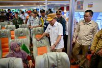 DAMPINGI : Kepala Bapperida Provinsi Kalteng, Leonard S. Ampung saat mendampingi Gubernur Kalteng H. Agustiar Sabran saat melakukan kunjungan kerja ke Pelabuhan Mentaya Sampit, Kabupaten Kotim, Sabtu (29/3).(IST)