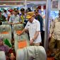 DAMPINGI : Kepala Bapperida Provinsi Kalteng, Leonard S. Ampung saat mendampingi Gubernur Kalteng H. Agustiar Sabran saat melakukan kunjungan kerja ke Pelabuhan Mentaya Sampit, Kabupaten Kotim, Sabtu (29/3).(IST)