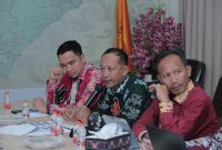 PAPARAN : Kepala Bidang Pemberdayaan Ekonomi dan Investasi Desa Murtadho Bishri saat menyampaikan paparan saat menerima kunjungan kerja dari Anggota DPRD Kabupaten Kotim di Aula Lewu Berkah Dinas PMD Provinsi Kalteng, Kamis (10/4).(IST)