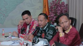 PAPARAN : Kepala Bidang Pemberdayaan Ekonomi dan Investasi Desa Murtadho Bishri saat menyampaikan paparan saat menerima kunjungan kerja dari Anggota DPRD Kabupaten Kotim di Aula Lewu Berkah Dinas PMD Provinsi Kalteng, Kamis (10/4).(IST)