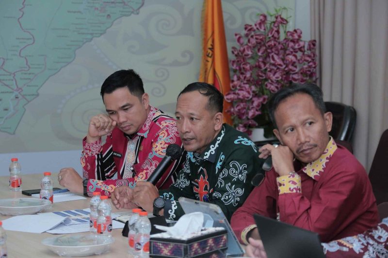 PAPARAN : Kepala Bidang Pemberdayaan Ekonomi dan Investasi Desa Murtadho Bishri saat menyampaikan paparan saat menerima kunjungan kerja dari Anggota DPRD Kabupaten Kotim di Aula Lewu Berkah Dinas PMD Provinsi Kalteng, Kamis (10/4).(IST)