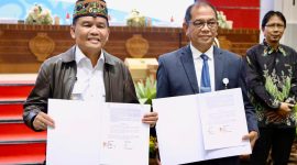PENANDATANGAN: Gubernur Provinsi Kalteng H. Agustiar Sabran bersama Rektor UPR Salampak saat melakukan Penandatanganan PKS Hibah Dana Pemprov Kalteng dengan UPR, Senin (28/4).(IST)