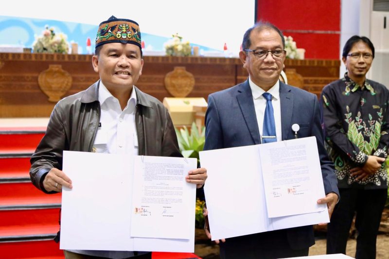 PENANDATANGAN: Gubernur Provinsi Kalteng H. Agustiar Sabran bersama Rektor UPR Salampak saat melakukan Penandatanganan PKS Hibah Dana Pemprov Kalteng dengan UPR, Senin (28/4).(IST)