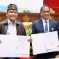 PENANDATANGAN: Gubernur Provinsi Kalteng H. Agustiar Sabran bersama Rektor UPR Salampak saat melakukan Penandatanganan PKS Hibah Dana Pemprov Kalteng dengan UPR, Senin (28/4).(IST)