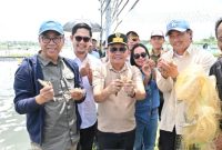 MENINJAU : Gubernur Provinsi Kalteng H. Agustiar Sabran saat meninjau Tambak Udang Vaname/ Shrimp Estate Berkah yang berada di Desa Sei Raja Kabupaten Sukamara, Jumat (4/4).(IST)