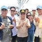 MENINJAU : Gubernur Provinsi Kalteng H. Agustiar Sabran saat meninjau Tambak Udang Vaname/ Shrimp Estate Berkah yang berada di Desa Sei Raja Kabupaten Sukamara, Jumat (4/4).(IST)