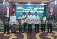 MEMBUKA : Wakil Gubernur Kalteng, H.Edy Pratowo saat membuka Muskerwil PWNU Kalteng di Aula Jayang Tingang, Kantor Gubernur, Minggu (13/4).(IST)