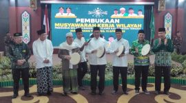 MEMBUKA : Wakil Gubernur Kalteng, H.Edy Pratowo saat membuka Muskerwil PWNU Kalteng di Aula Jayang Tingang, Kantor Gubernur, Minggu (13/4).(IST)