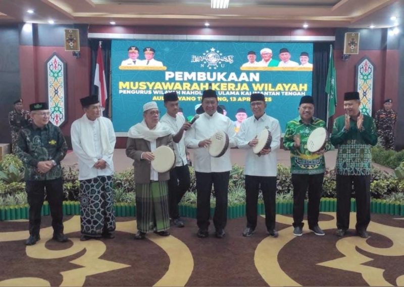 MEMBUKA : Wakil Gubernur Kalteng, H.Edy Pratowo saat membuka Muskerwil PWNU Kalteng di Aula Jayang Tingang, Kantor Gubernur, Minggu (13/4).(IST)
